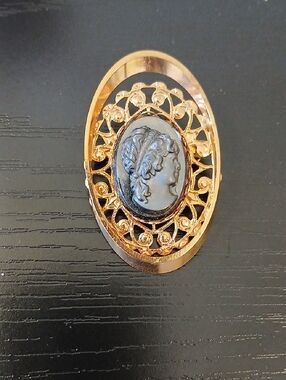 👛Vintage Goldtone Oval Cameo Brooch Costume Jewelry